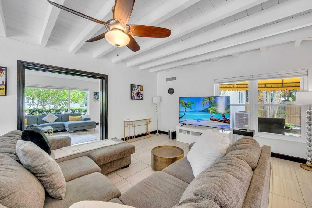 Modern Tropical Pool House North Miami Hot Tubヴィラ エクステリア 写真